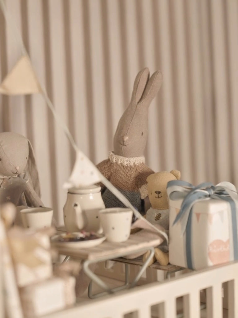 DOLLHOUSE & FRIENDS